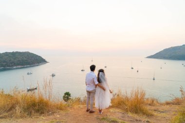 Mutlu genç Asyalı çift aşık iyi vakit geçiriyor 