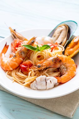 Deniz ürünleri makarna spagetti ve istiridye, karides, Squis, midye ile