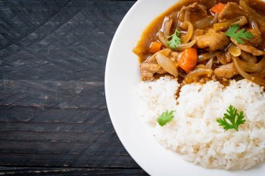 Japon köri pirinç dilimlenmiş domuz eti, havuç ve soğan ile