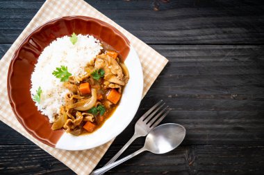 Japon köri pirinç dilimlenmiş domuz eti, havuç ve soğan ile