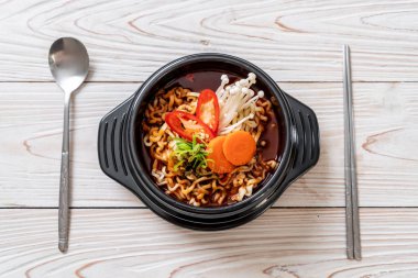 siyah kase Kore anlık erişte