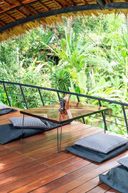 boş tablo ve minderler