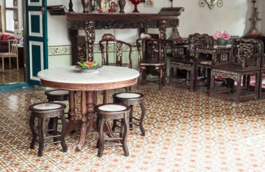 bir odada boş eski ve klasik masa ve sandalye dekorasyon