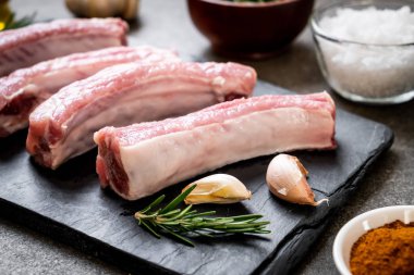 Taze Çiğ domuz kaburga malzemelerle