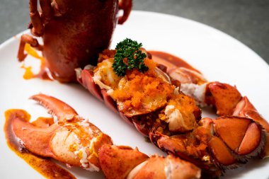 Istakoz kuyruğu biftek sosu ile