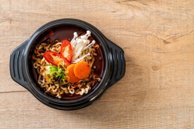 siyah kase Kore anlık erişte