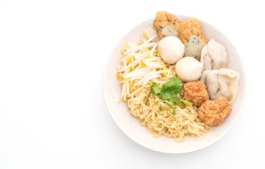 Balık topu bir kase erişte