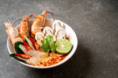 Baharatlı karides çorbası (Tom Yum Goong)