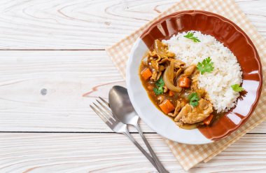 Japon köri pirinç dilimlenmiş domuz eti, havuç ve soğan ile