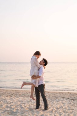 Mutlu çift balayı gidiş tropikal kum plajı üzerinde su içinde seyahat.