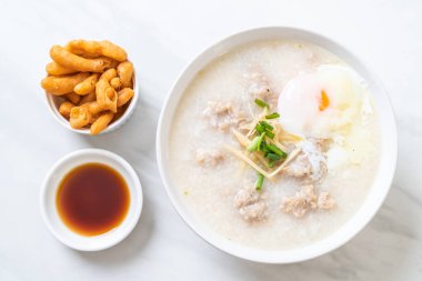 kase kıyılmış domuz eti ile pirinç çorbası 