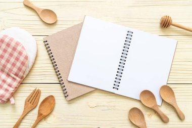 metin Not kopya sapce ile ahşap yüzeyde için boş defter