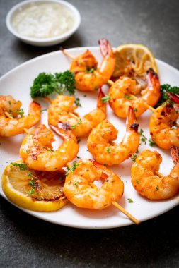 Limonlu ızgara kaplan karides şiş