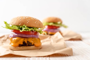 taze lezzetli biftek burger peynir ve patates kızartması