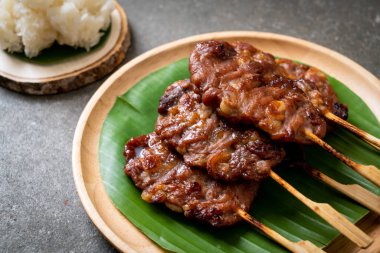 saptırılmış süt domuz beyaz yapışkan pirinç ile ızgara