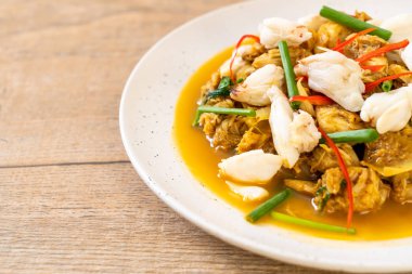 köri tozu ile kızartılmış Yengeç