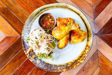 Kızarmış tavuk ve sebze salatası. 