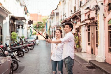 Mutlu genç Asyalı çift aşık iyi vakit geçiriyor