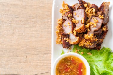 Fried çizgili domuz eti veya gevrek domuz eti veya derin kızarmış domuz eti