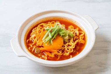 yumurta, sebze ve kimchi Koreli baharatlı anlık erişte