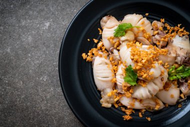 Kızarmış kalamar ve ahtapot sarımsak ile