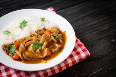 Japon köri pirinç dilimlenmiş domuz eti, havuç ve soğan ile