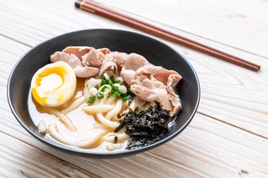 Udon ramen noodle ile domuz çorbası 