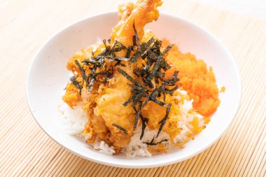 karides tempura pirinç kase karides yumurta ve deniz yosunu ile