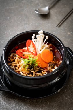 siyah kase Kore anlık erişte