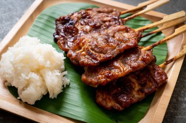 saptırılmış süt domuz beyaz yapışkan pirinç ile ızgara