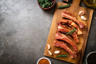 Taze Çiğ domuz kaburga malzemelerle kavurma için hazır