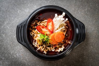 siyah kase Kore anlık erişte