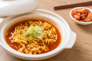 kimchi Koreli baharatlı anlık erişte