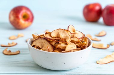 Ev yapımı kurutulmuş organik elma dilimli