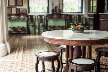 bir odada boş eski ve klasik masa ve sandalye dekorasyon