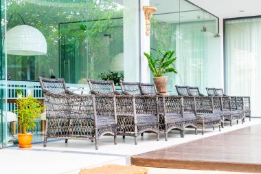 boş açık veranda sandalye