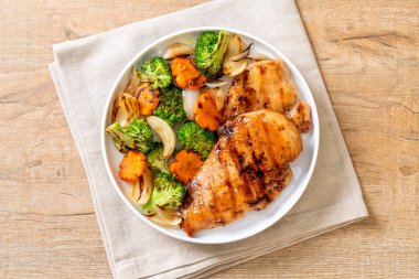 çukurunu tavuk göğsü biftek sebze ile