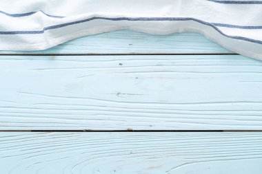 mutfak bezi (peçete) mavi ahşap zemin üzerine