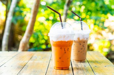 Tay buzlu süt çay ve buzlu kahve kahve fincanı