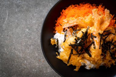 karides tempura pirinç kase karides yumurta ve deniz yosunu ile