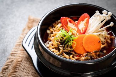 siyah kase Kore anlık erişte