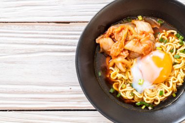 Kimchi ve yumurta ile Kore anlık erişte