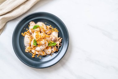 Kızarmış kalamar ve ahtapot sarımsak ile