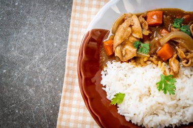 Japon köri pirinç dilimlenmiş domuz eti, havuç ve soğan ile