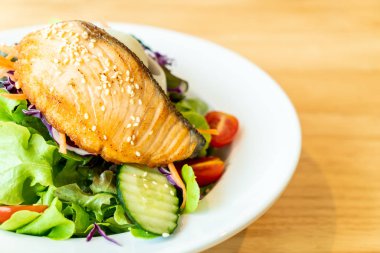 Kızarmış somon salata