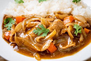 Japon köri pirinç dilimlenmiş domuz eti, havuç ve soğan ile