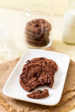 çikolata parçaları ile çikolatalı kurabiye 