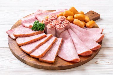 pastırma, sosis, jambon füme ve Barbekü domuz pastırması