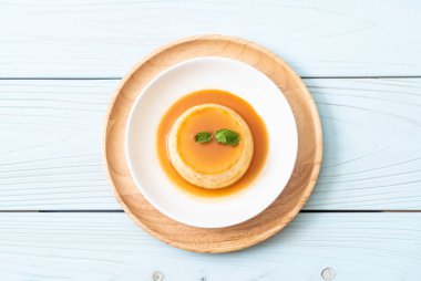 Ev yapımı karamel kremalı puding