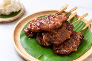 saptırılmış süt domuz beyaz yapışkan pirinç ile ızgara